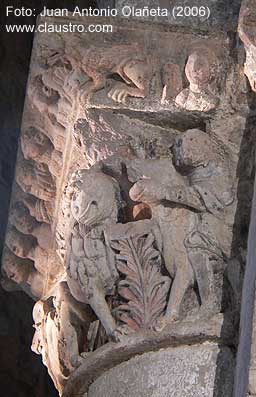 Capitel con la escena de Sansón desquijando al león en Sant Pere de Galligans en Girona