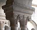 Pareja de capiteles 4 de la galera este del claustro de la abada de Senanque