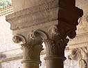 Pareja de capiteles 1 de la galería oeste del claustro de la abadía de Senanque