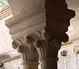 Pareja de capiteles 3 de la galería oeste del claustro de la abadía de Senanque