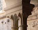 Pareja de capiteles 4 de la galería oeste del claustro de la abadía de Senanque