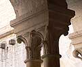 Pareja de capiteles 5 de la galera oeste del claustro de la abada de Senanque