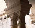 Pareja de capiteles 5 de la galería oeste del claustro de la abadía de Senanque