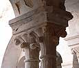 Pareja de capiteles 7 de la galería oeste del claustro de la abadía de Senanque