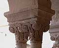 Pareja de capiteles 3 de la galera sur del claustro de la abada de Senanque