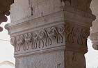 Pilar 1 de la galera sur del claustro de la abada de Senanque