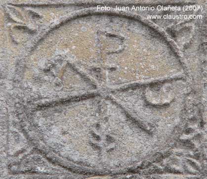 Crismn de la puerta del cementerio de Mauran