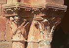 Capiteles del lado oeste del acceso a galería porticada de Jaramillo de la Fuente