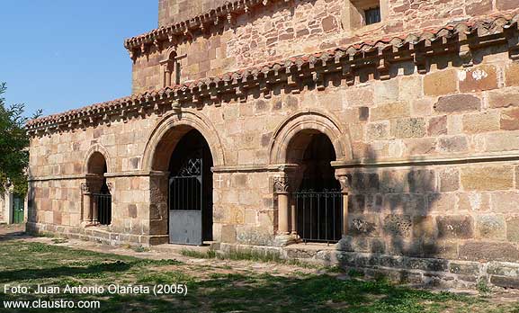 Gelera porticada de la iglesia de Vizcainos de la Sierra