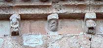Canecillos de 8 al 10 de la galería porticada de San Miguel de San Esteban de Gormaz