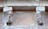 Canecillos de 14 al 15 de la galería porticada de San Miguel de San Esteban de Gormaz