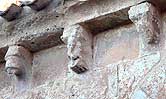 Canecillos de 16 al 18 de la galería porticada de San Miguel de San Esteban de Gormaz