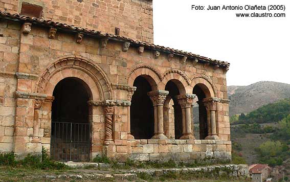 Galera porticada de la iglesia de San Cristbal de Canales de la Sierra