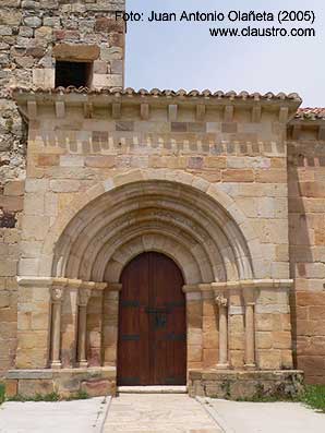 Portada de la iglesia de la basconcillos del Tozo