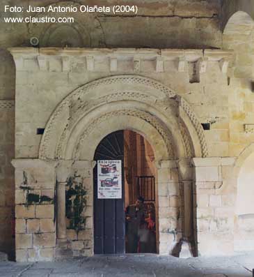 Portada del claustro de la colegiata de Santa Juliana de Santillana del Mar