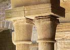 Capitel 1 de la galería oeste del claustro del monasterio de Saint-Michel-de-Lodéve