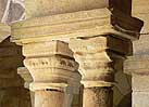 Capitel 2 de la galería oeste del claustro del monasterio de Saint-Michel-de-Lodéve