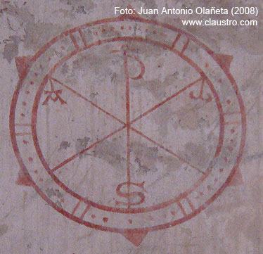 Crismn del interior de la iglesia de Saint-Christophe de Montsaunes (Haute-Garonne, Francia)